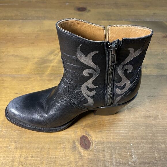 Women’s Luchessi Ankle Boots 6B Zipper Black Etched Leather Block Heel - Picture 3 of 6
